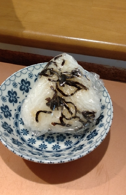 塩昆布とごまのオリーブオイルおにぎり