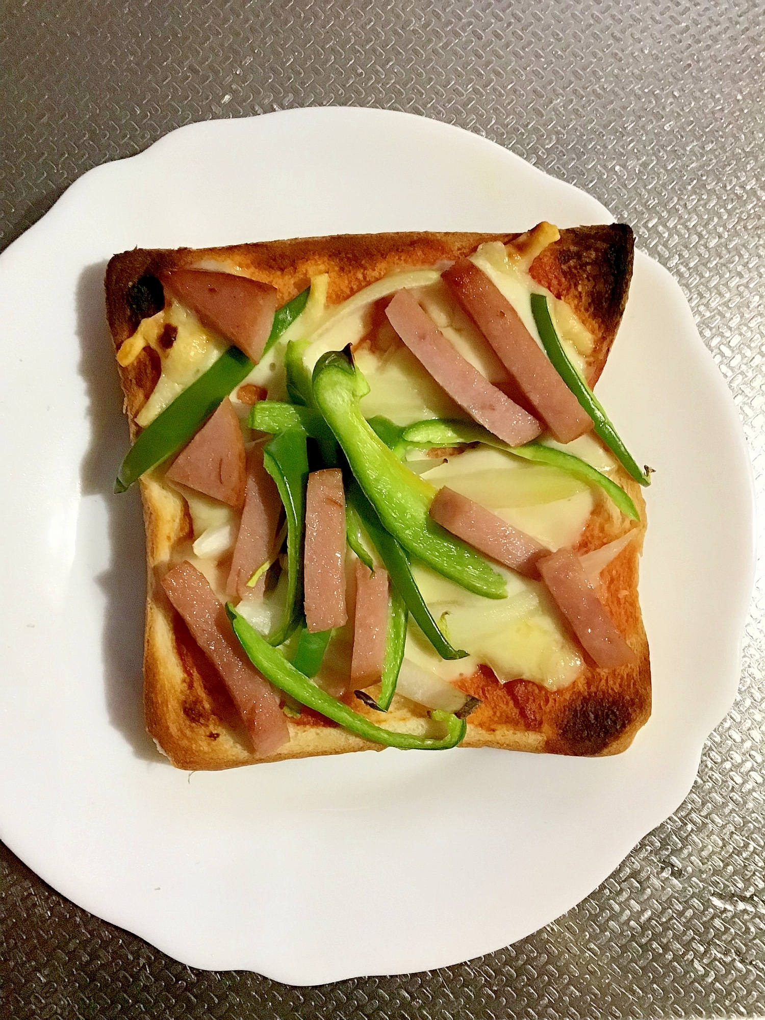 あらびき グルメイドステーキのピザトースト。