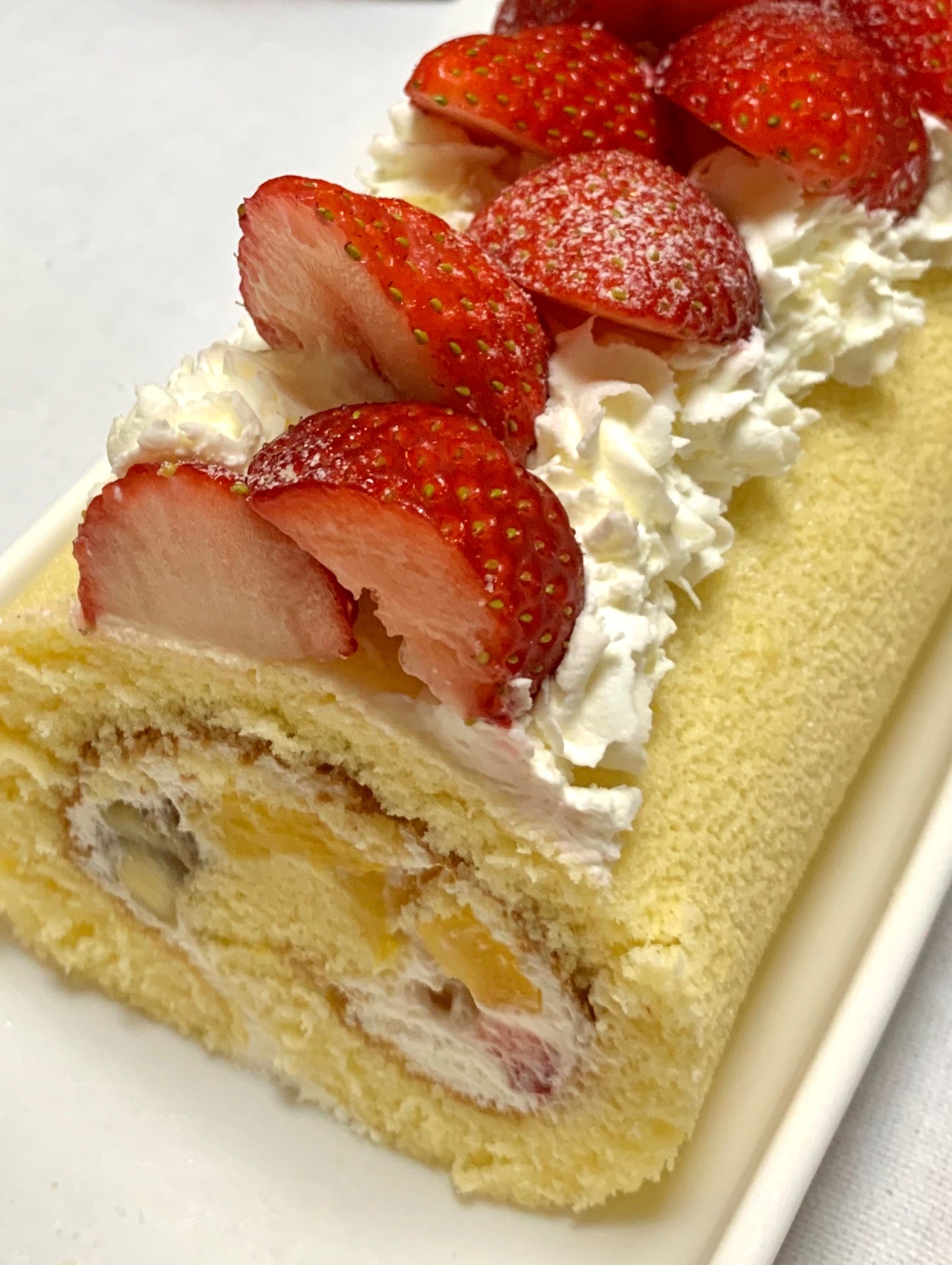 バター無しで⭐しっとりフルーツロールケーキ