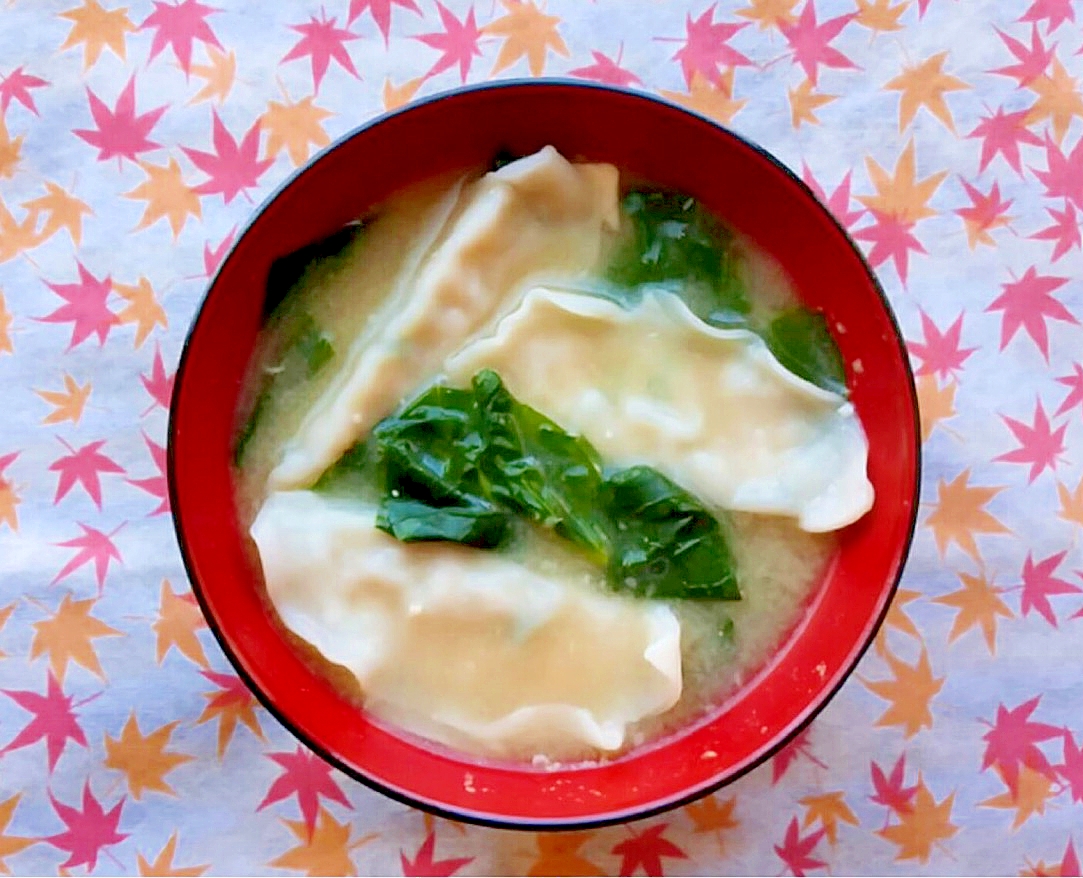 ほうれん草と餃子の味噌汁