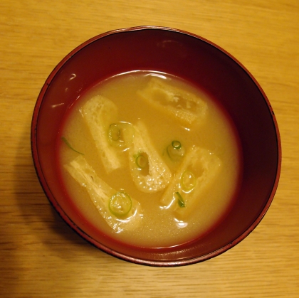 昆布出汁が効いた油揚げとねぎの味噌汁