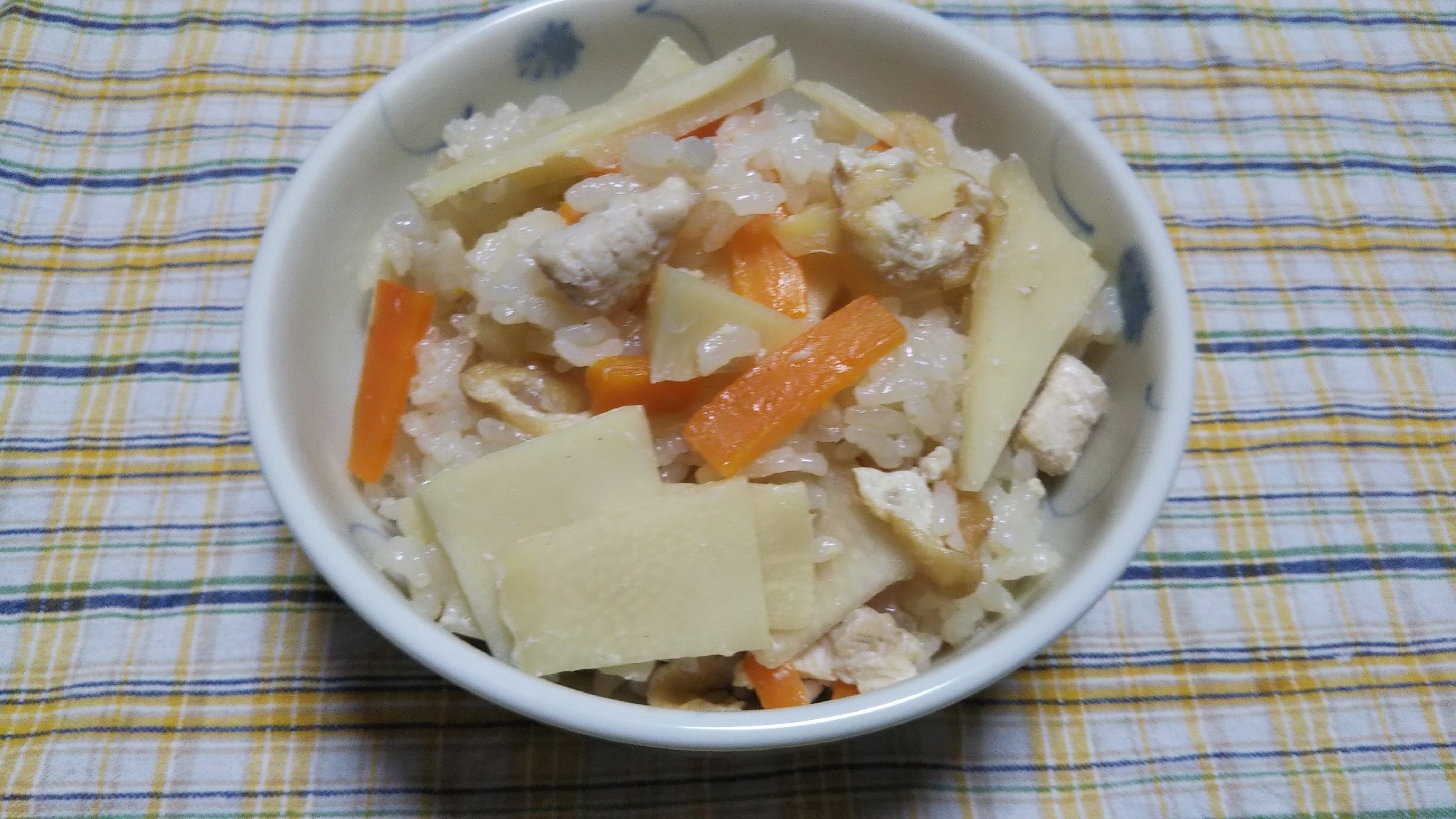 春に食べたい♪人参と油揚げと鶏肉入りタケノコご飯☆