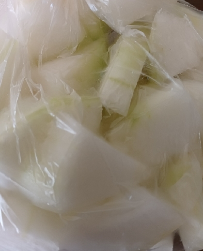 家庭菜園の冬瓜。冬迄もつと言っても台所にひと抱えも有る冬瓜がゴロゴロは困り冷凍保存に。これで冬瓜につまづかないで済みました！