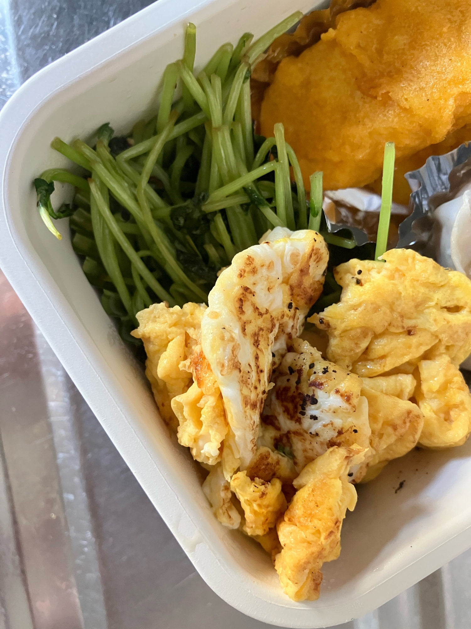 豆苗炒めスクランブルエッグ添え