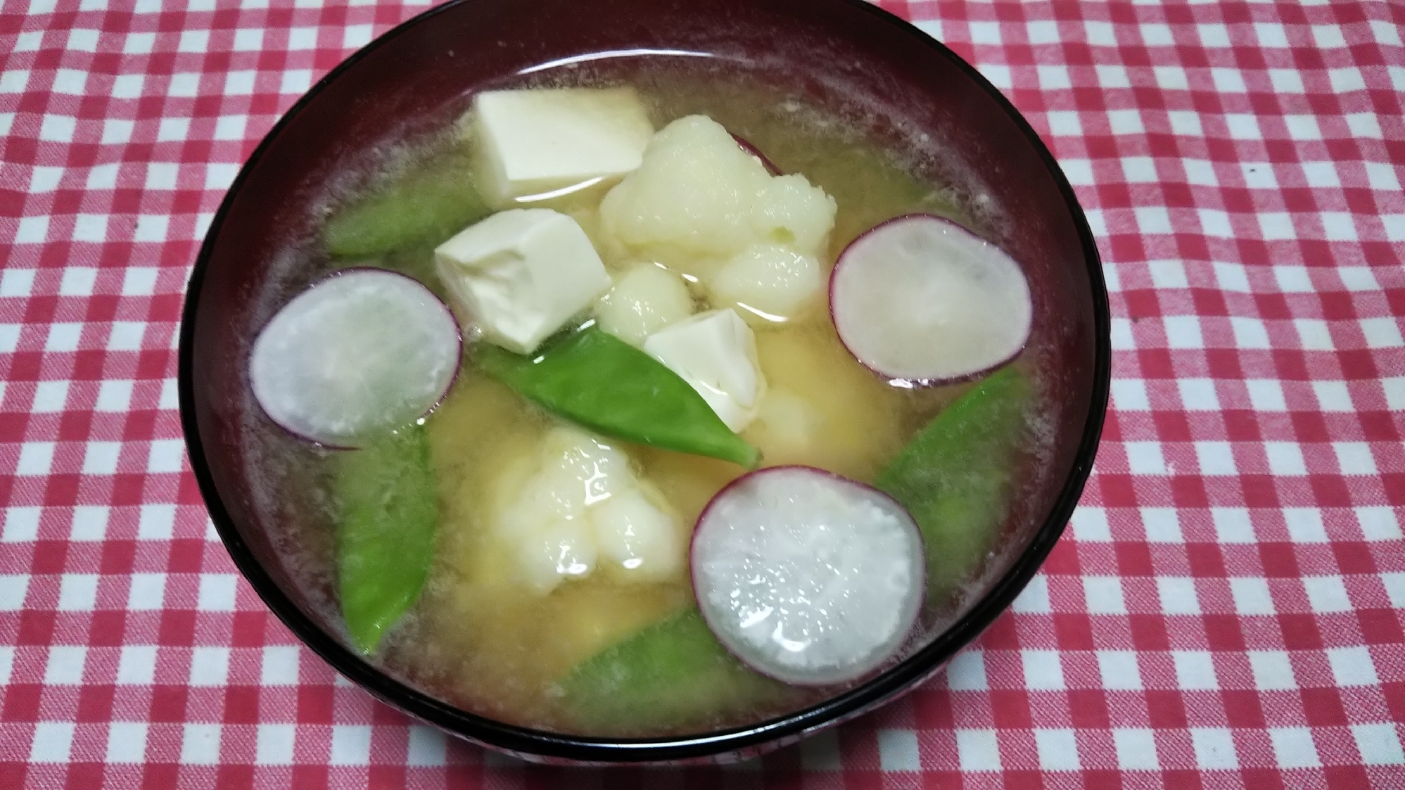 カリフラワーと絹さやと豆腐とラディッシュの味噌汁☆