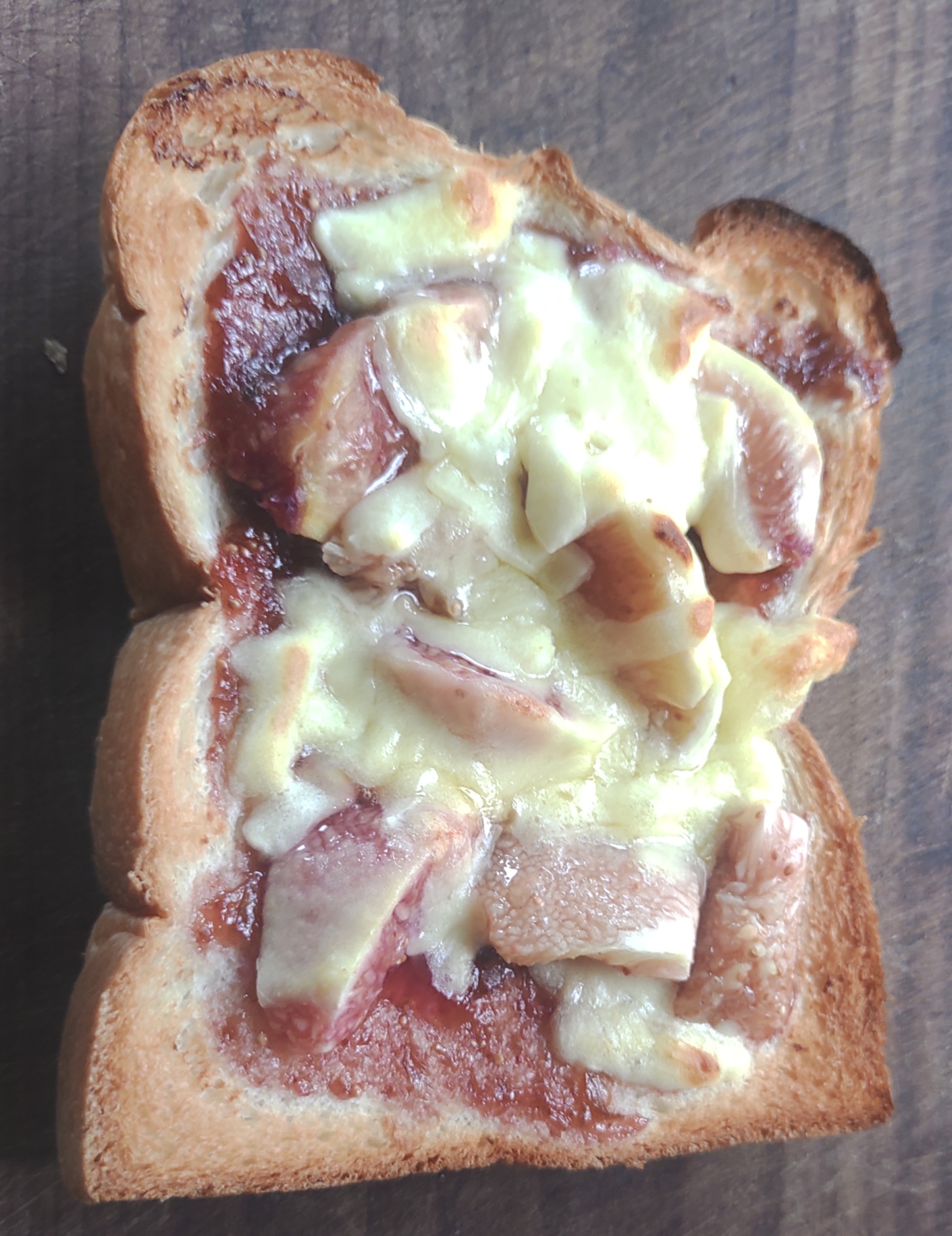 国産チーズでいちじくトースト