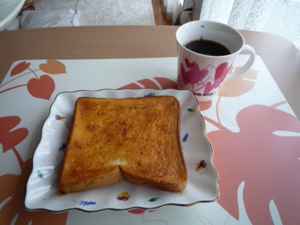 少しお高い食パンを買ったので、シンプルにこちらのモーニングセットで♪
「むふぅ～美味しいわね」（VAN）
私は二日酔いで食べられません(^o^ゞ