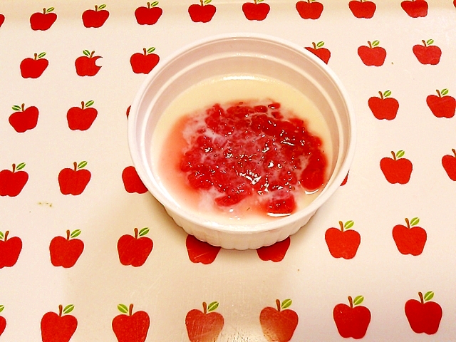 離乳食♡中期　ミルクプリンのいちごソースがけ