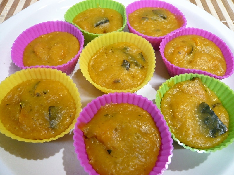 カラフルなカップに入ったかぼちゃ蒸しパン