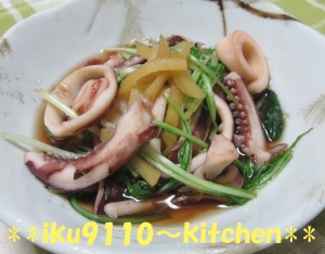 皿に盛られた、いかげそと水菜のしょうが煮