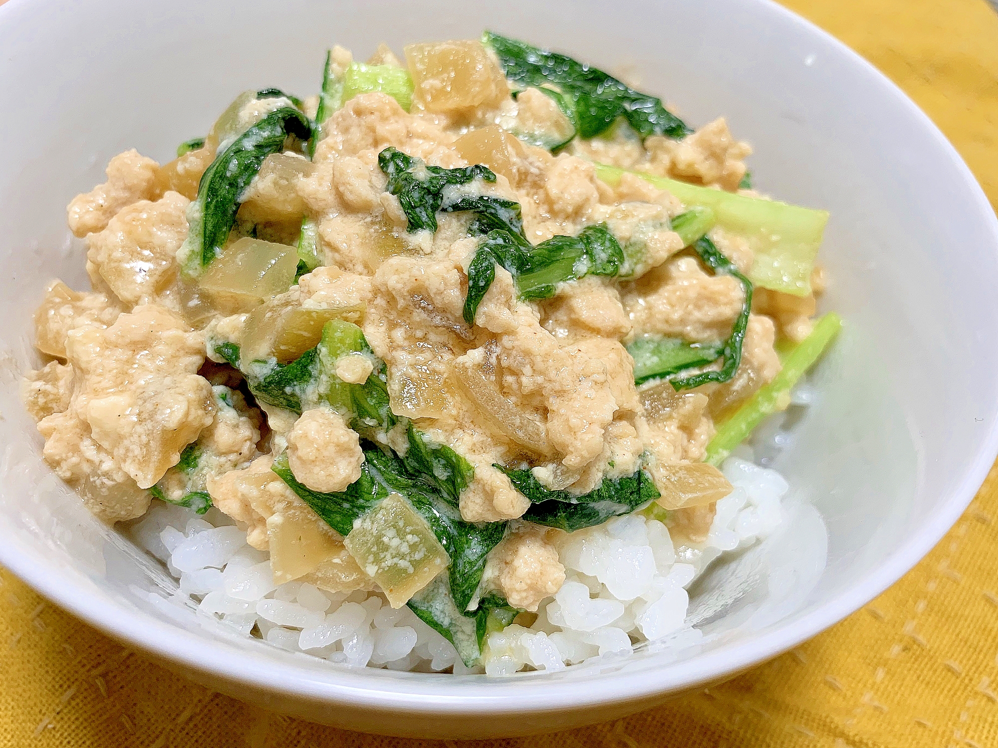 豆腐でヘルシー！ごま油香るひき肉と野菜のコク旨丼