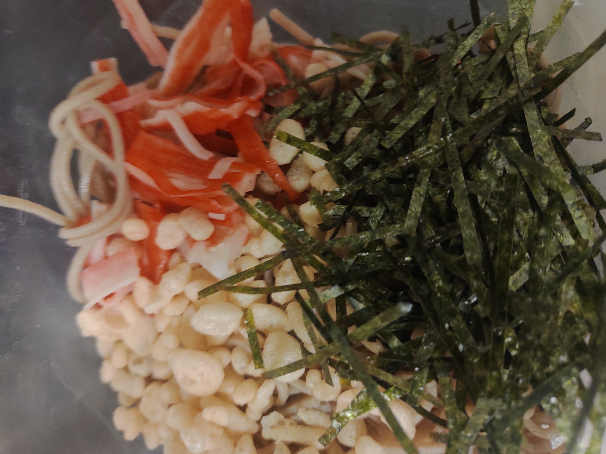 刻み海苔と天かすとカニかまのぶっかけそうめん