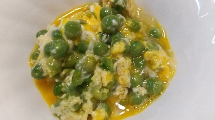 彩り綺麗♪めんつゆで簡単えんどう豆の卵とじ