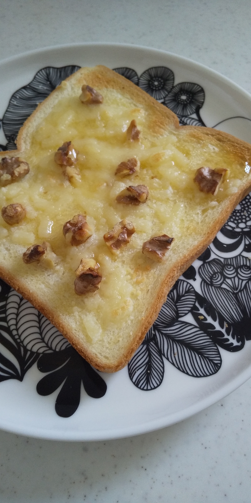 クルミのせ♪はちみつチーズトースト☆