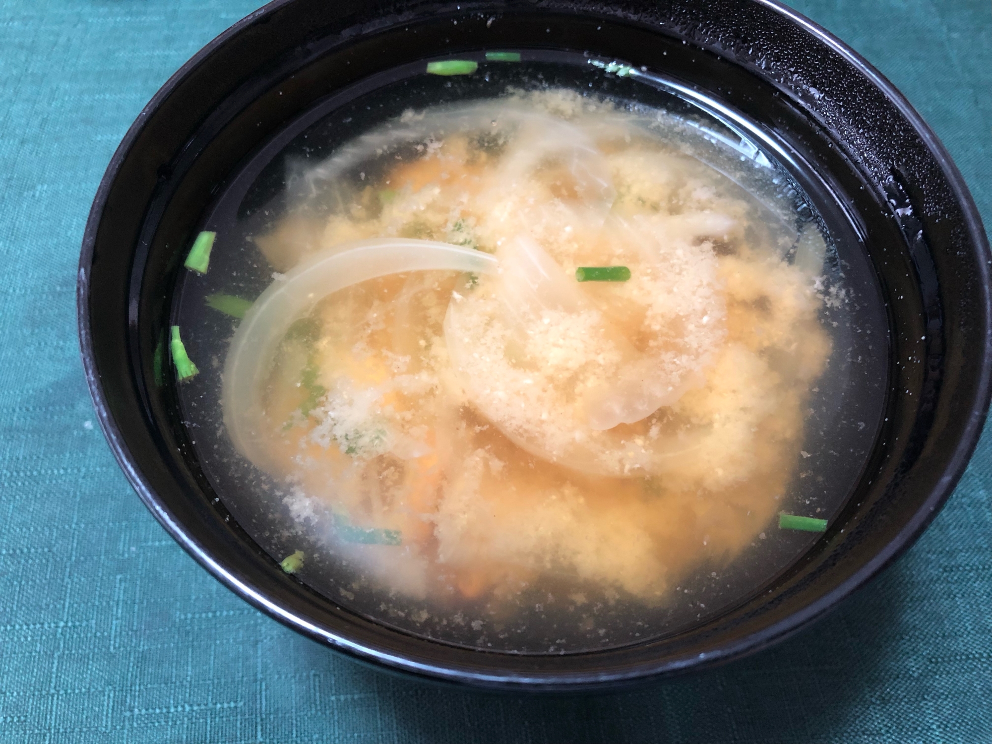 干し椎茸入り　玉ねぎとちくわ、三つ葉のお味噌汁