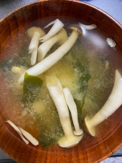 煮干し粉で作る玉ねぎとしめじとワカメのお味噌汁
