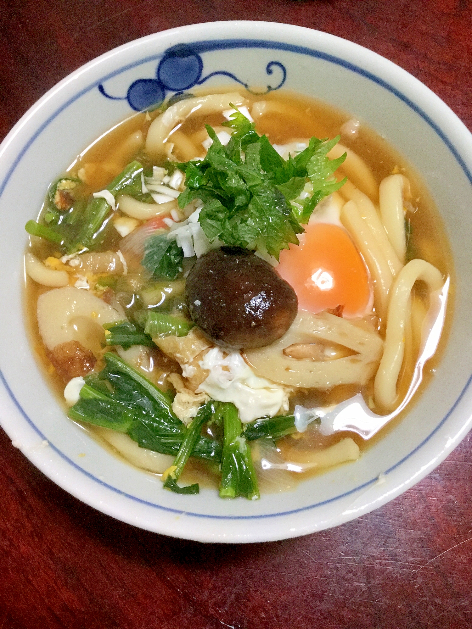 かき菜とチクワと椎茸と青じそなどの月見煮込みうどん