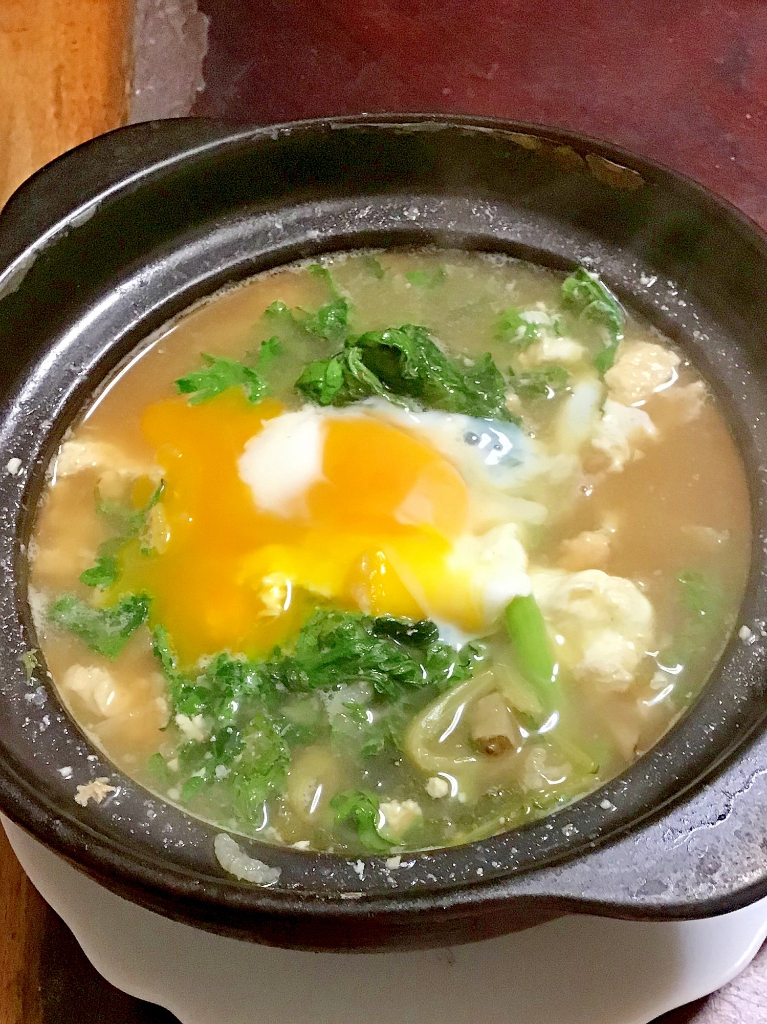 半熟卵と春菊と鶏モモと豆腐の麺つゆ土鍋スープ。