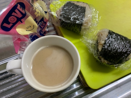 ほうじ茶で作ると和〜なごはんでも相性いいですね！冷たいおにぎりに熱々のこれ！ハマりそうですほっこりさせてくれてドウモゴチソ様！