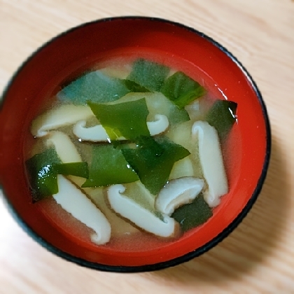 椎茸とわかめの味噌汁