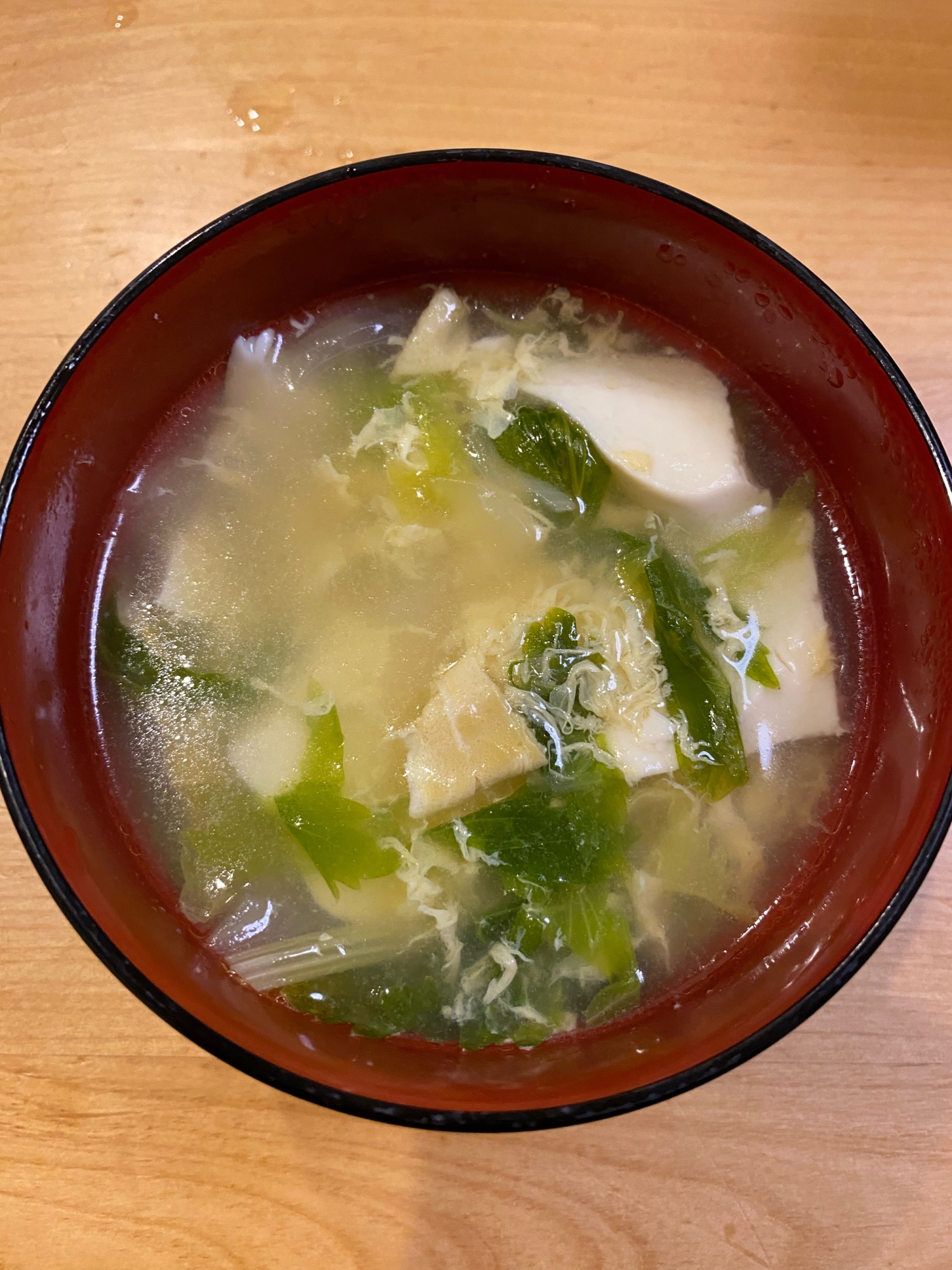 セロリの葉と豆腐と玉ねぎの鶏がらスープ