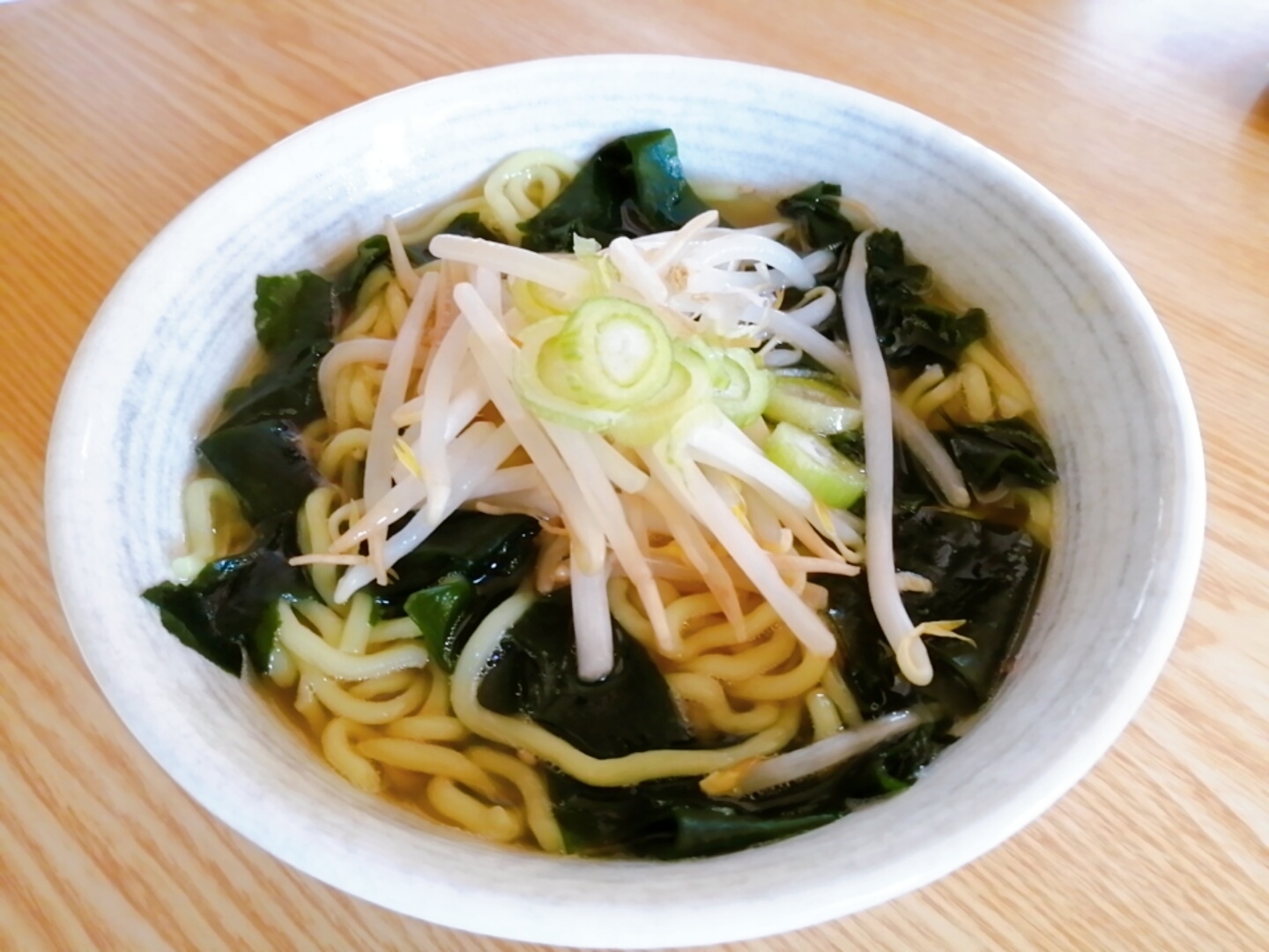 わかめともやしの醤油ラーメン