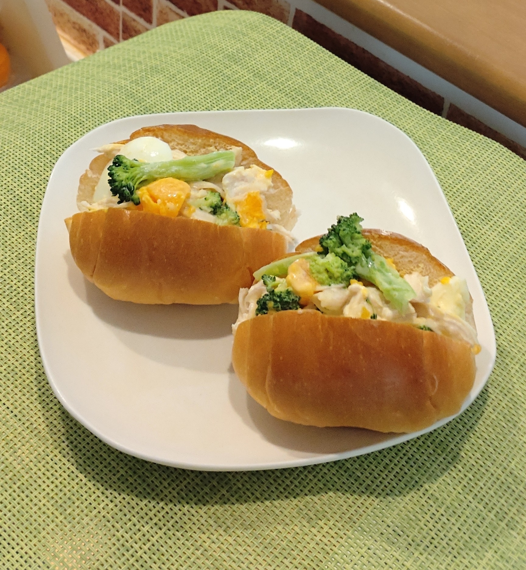 ブロッコリーとチキンと卵のロールサンド