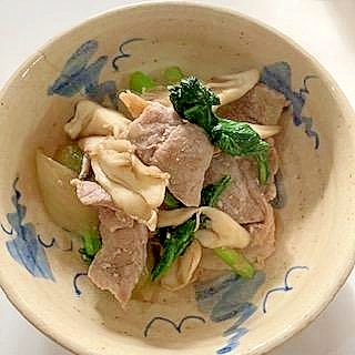 豚こま・かぶの葉・舞茸・玉ねぎの炒め物