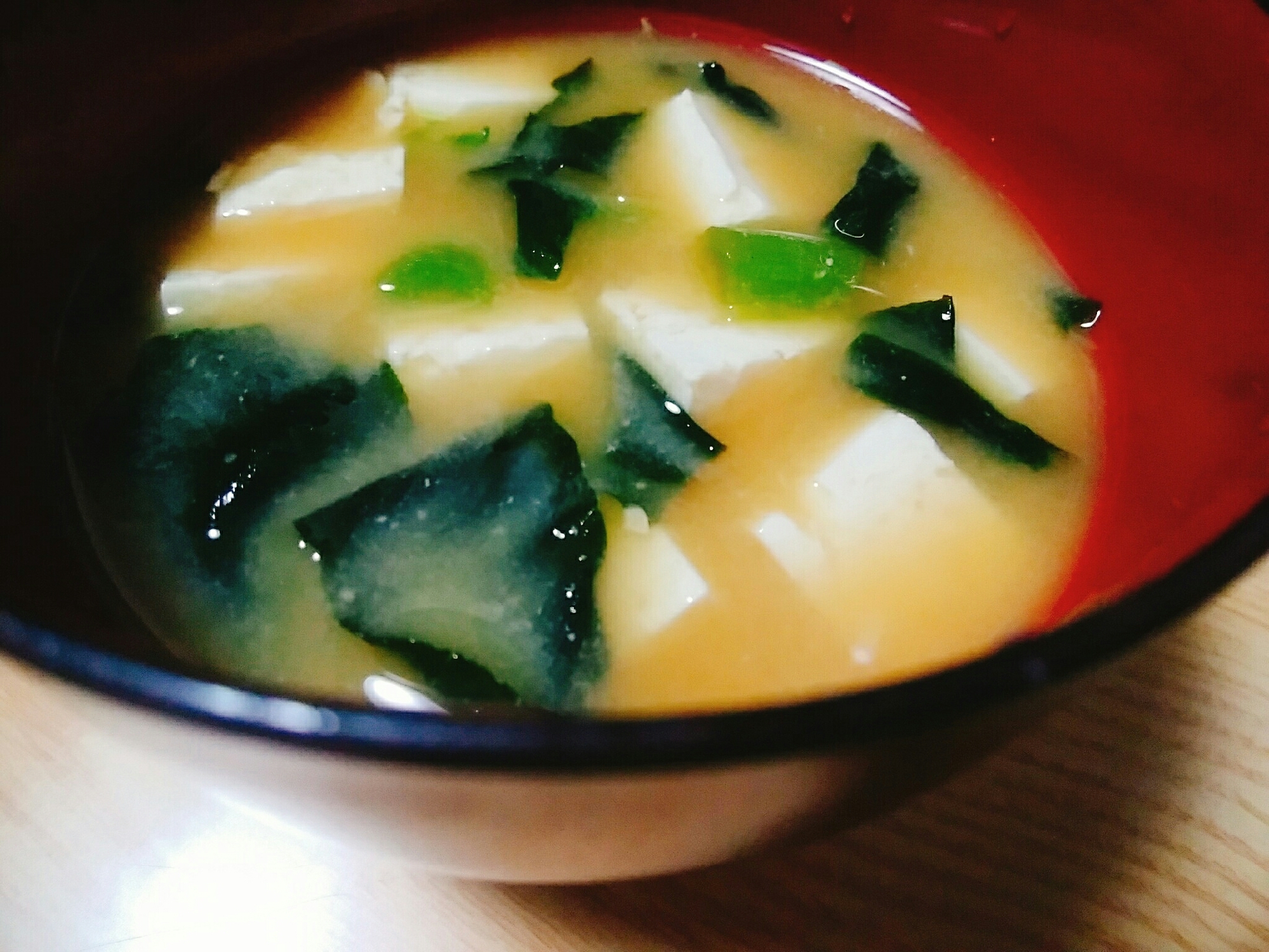 豆腐と大根葉とわかめの味噌汁