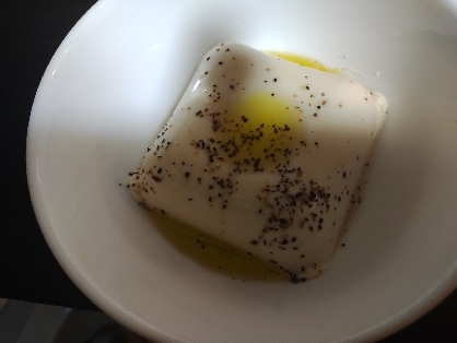 シンプルに！オリーブオイルと塩胡椒だけの冷奴♪