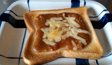 昨日のカレーで朝ご飯！簡単カレートースト♪