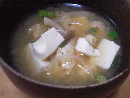 豆腐と油揚げ玉葱のお味噌汁