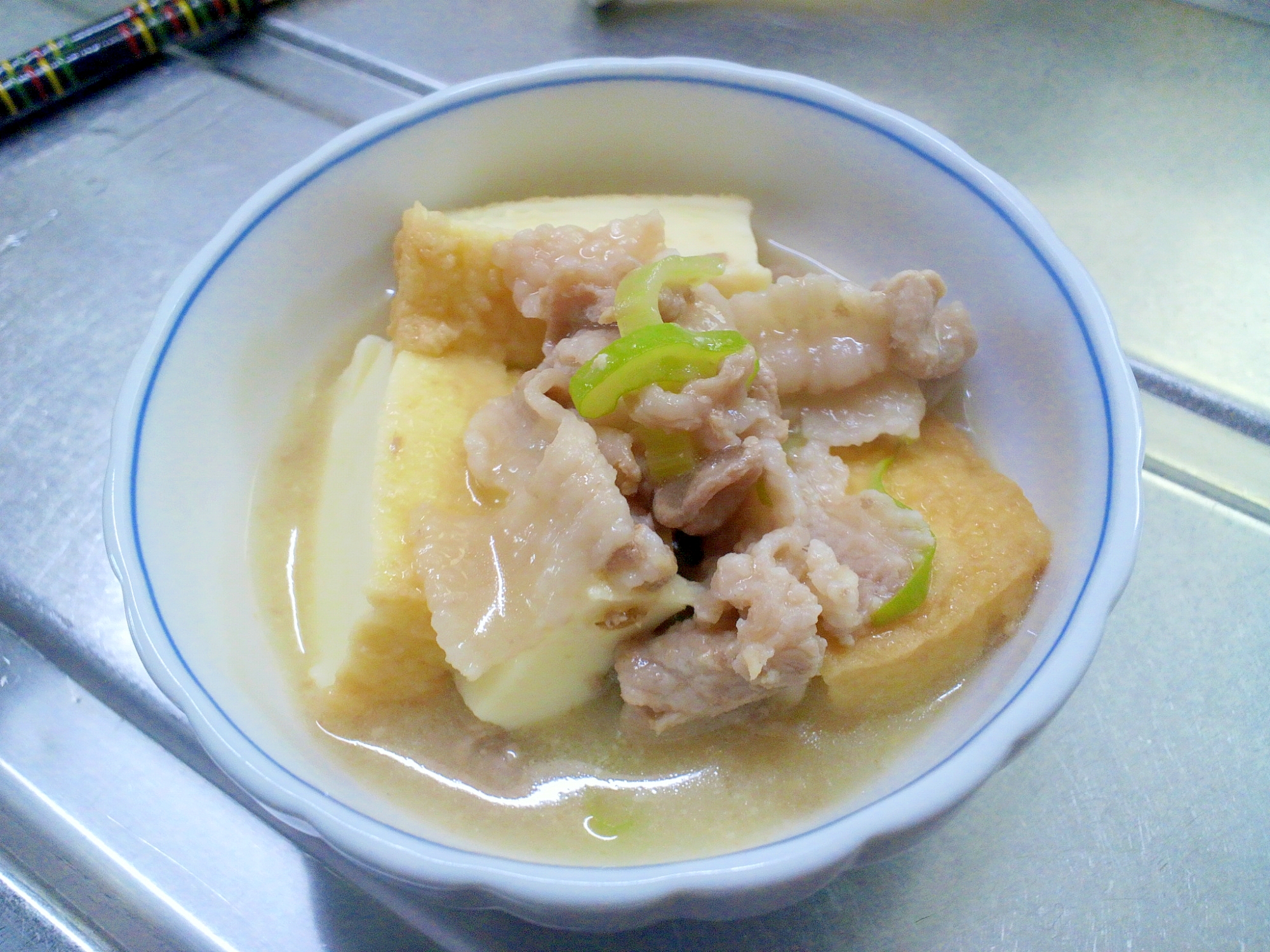 今日の献立にもう1品！厚揚げと豚肉の味噌煮込み