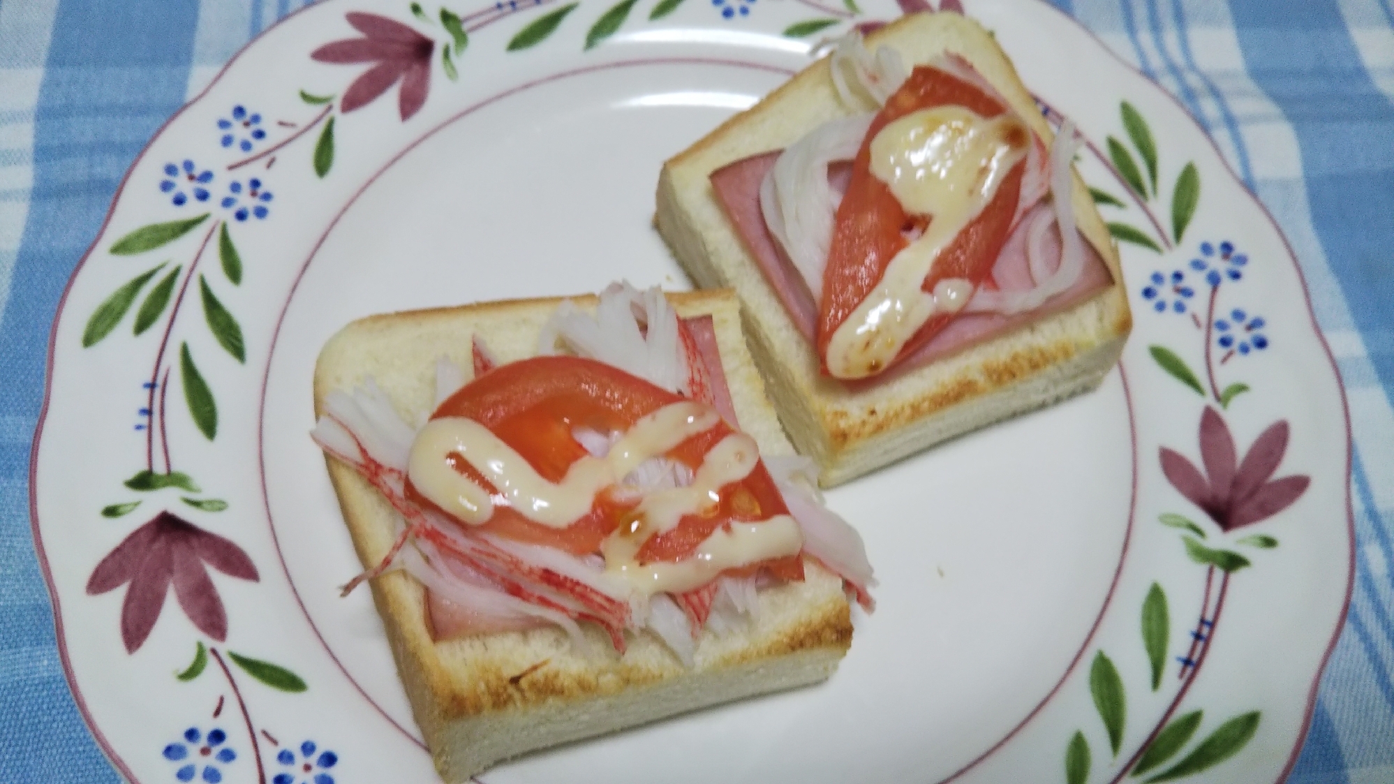 ハムとカニかまとトマトの一口トースト☆