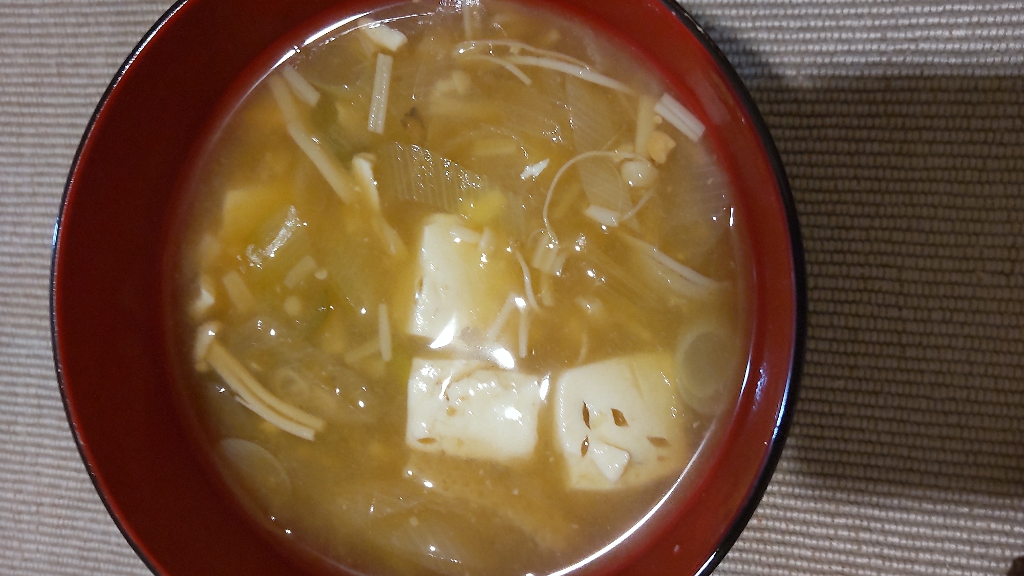 豆腐、ネギ、えのき茸の味噌汁