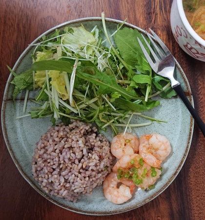 背わたとらずに作っちゃいましたが、簡単で美味しくていい香りで、ハワイ気分のランチになりました。
