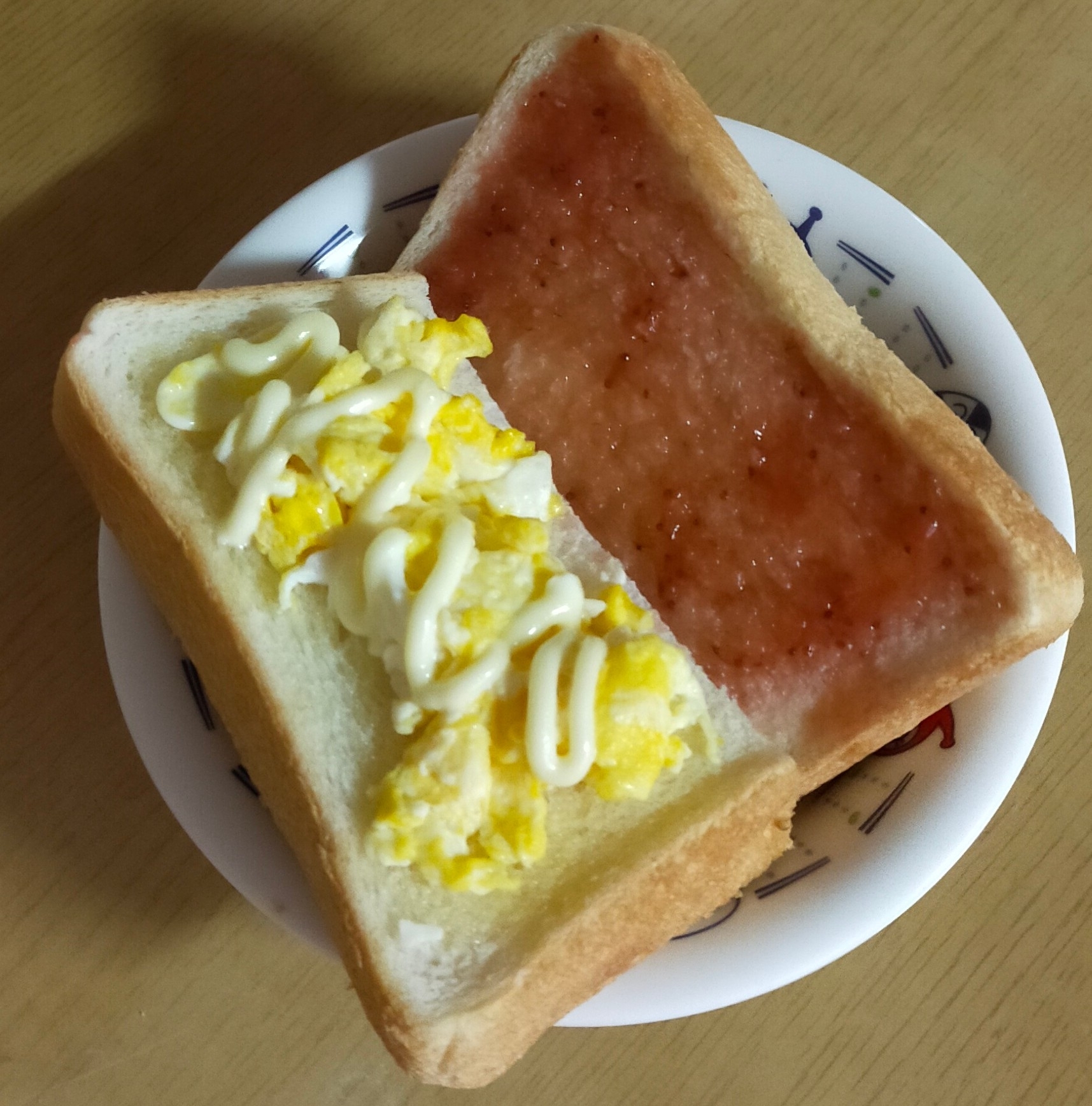 炒り卵といちごジャムのトースト