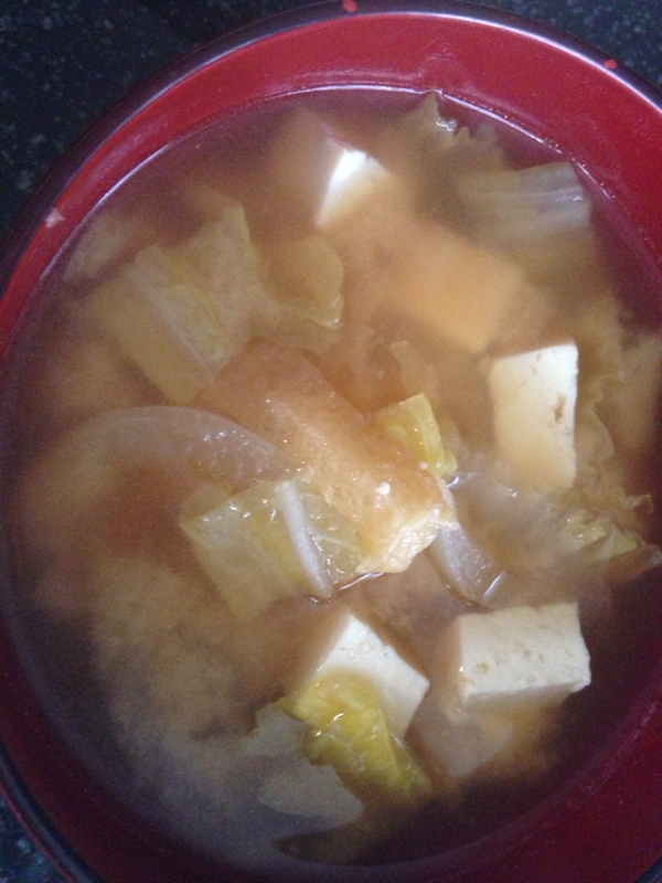 白菜とたまねぎと豆腐と油揚げの味噌汁 レシピ 作り方 By Tommeg12 楽天レシピ