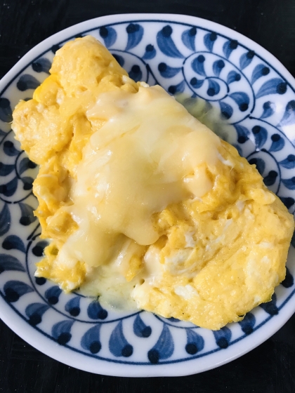 短時間で簡単に作ることができました。
卵とトロトロのチーズの相性がいいですね。
パンと合いそうですね。
丁度いい塩加減で美味しくいただけました。