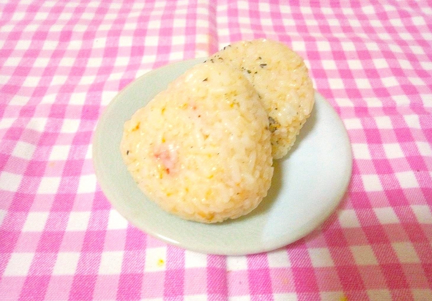 にんじん御飯で♪胡麻＆梅おにぎり