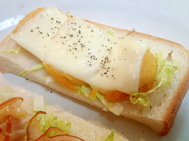 白菜とチキンナゲットとチーズのトースト