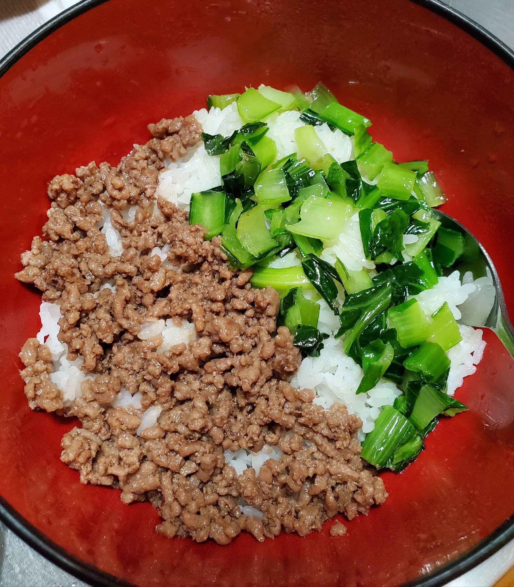 ２色のそぼろ丼