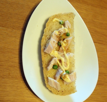 すりごまマヨで　サラダチキン・枝豆・チーズトースト