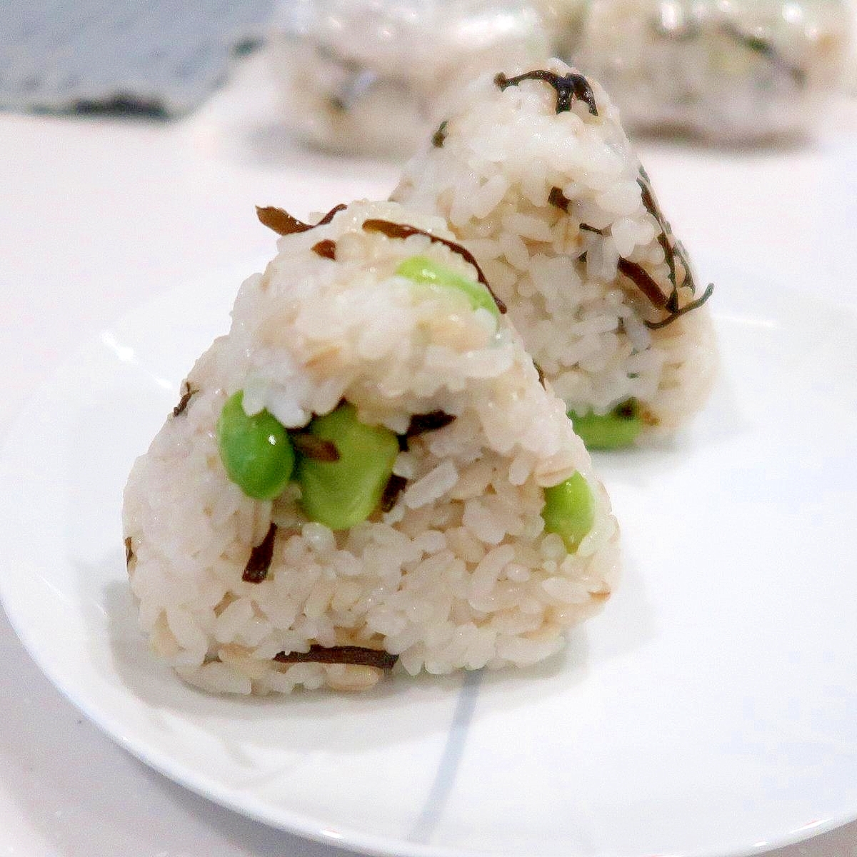 枝豆と塩昆布、もち麦の混ぜご飯☆おにぎりにも