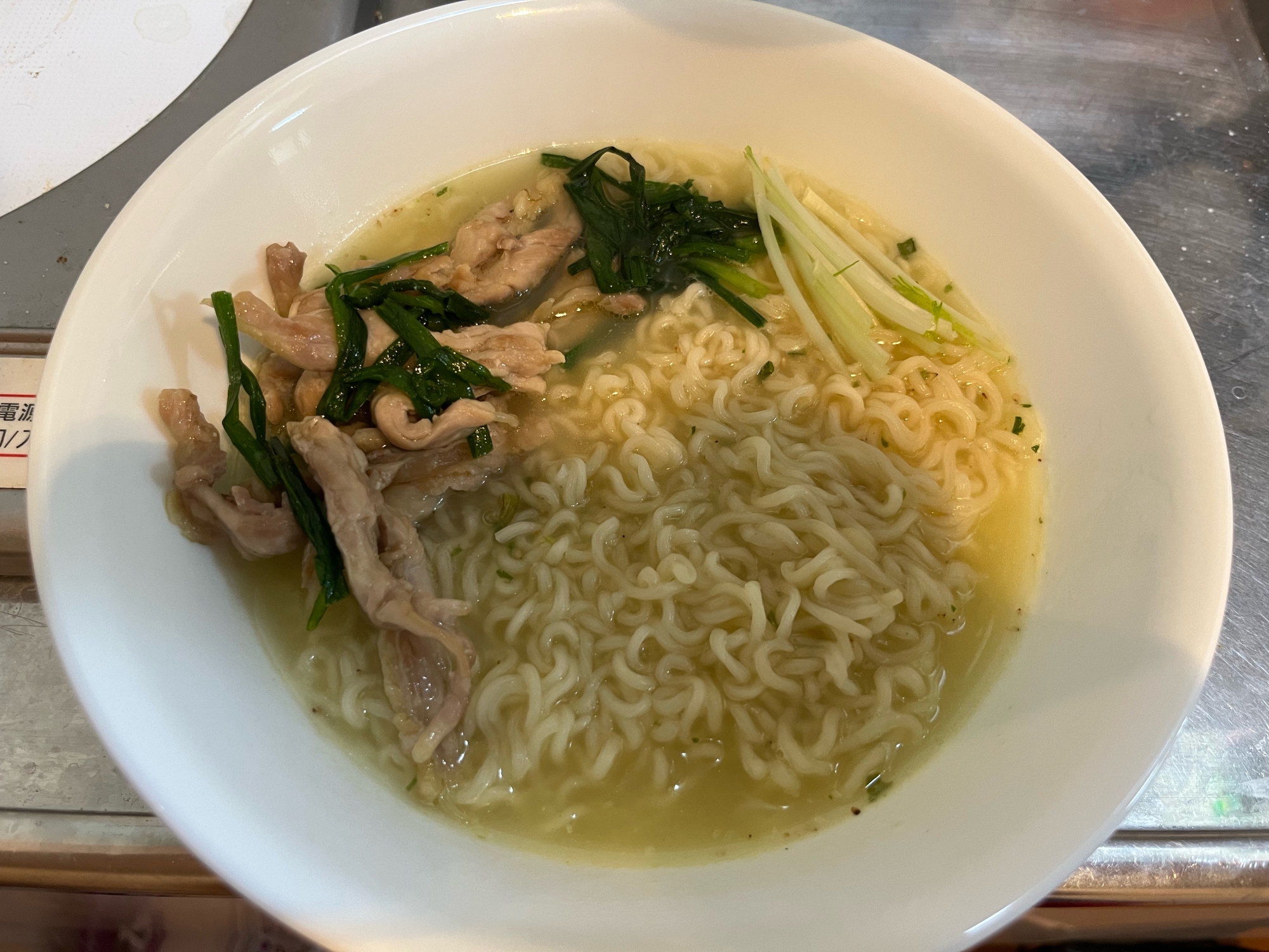 せせりとニラと水菜のサッポロ一番塩ラーメン