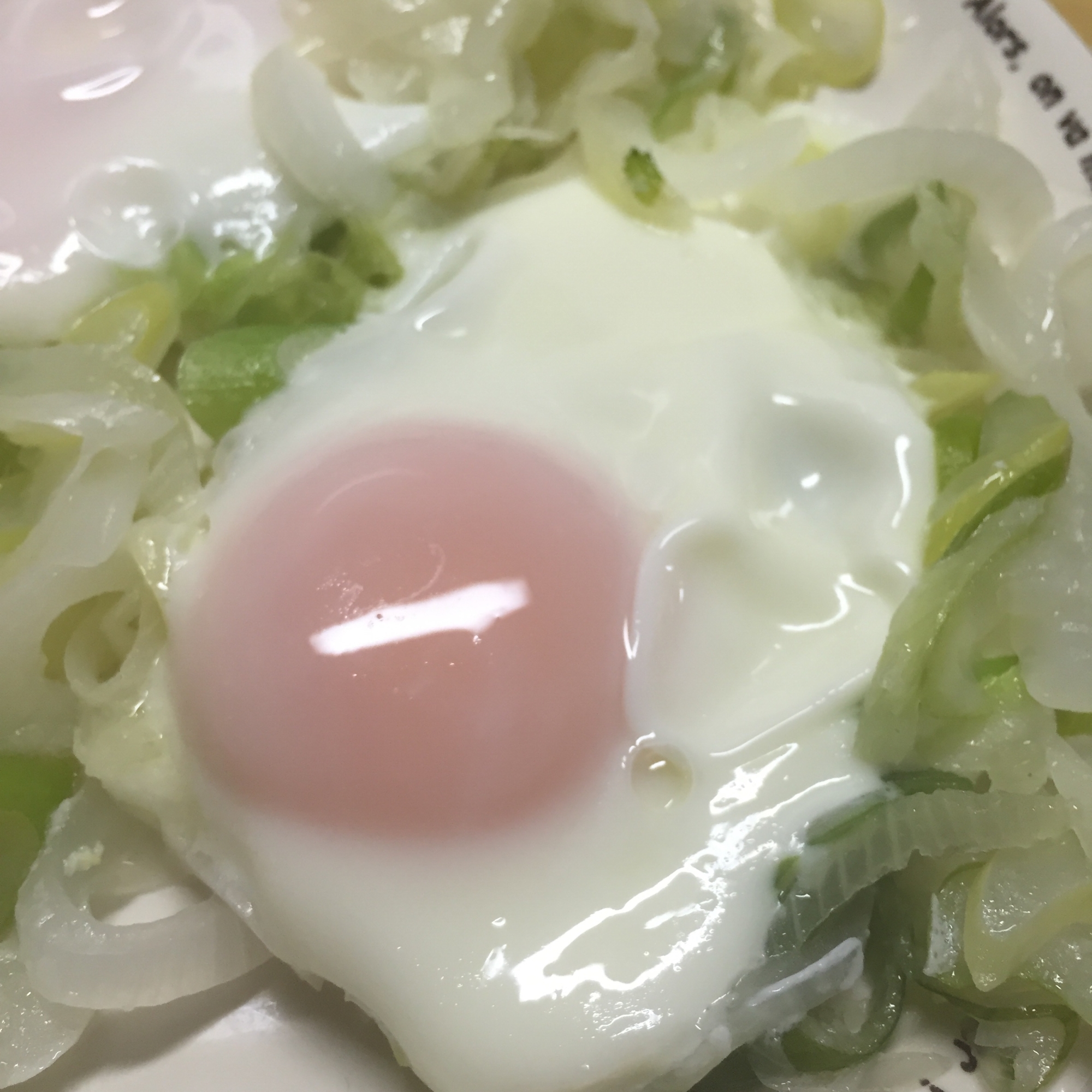 蒸しレタスと目玉焼き