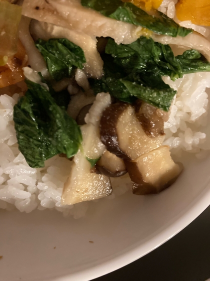 豚肉とほうれん草とキノコのバタぽん酢炒め