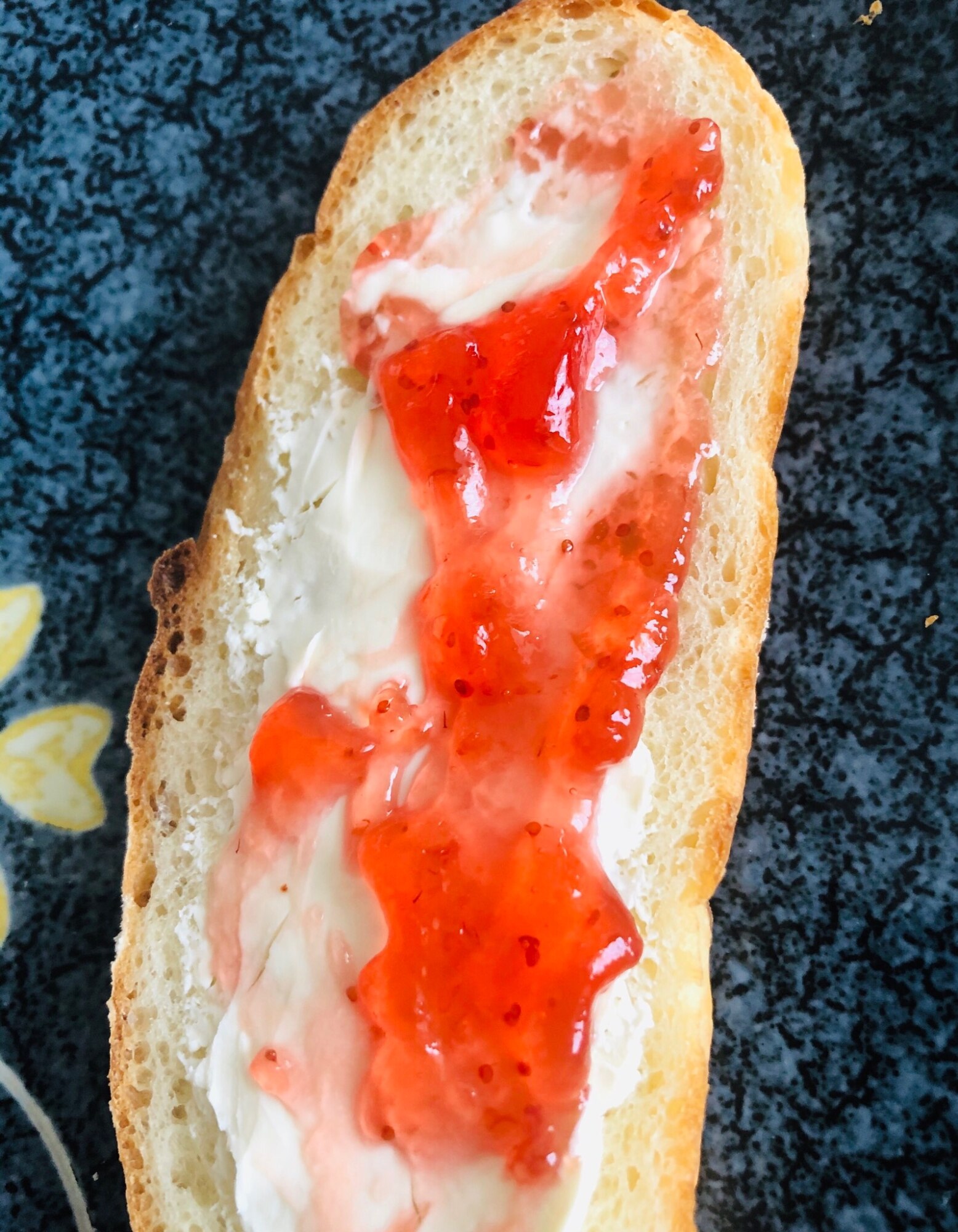 苺ジャムたっぷり クリームチーズバタートースト レシピ 作り方 By Noa 1021 楽天レシピ