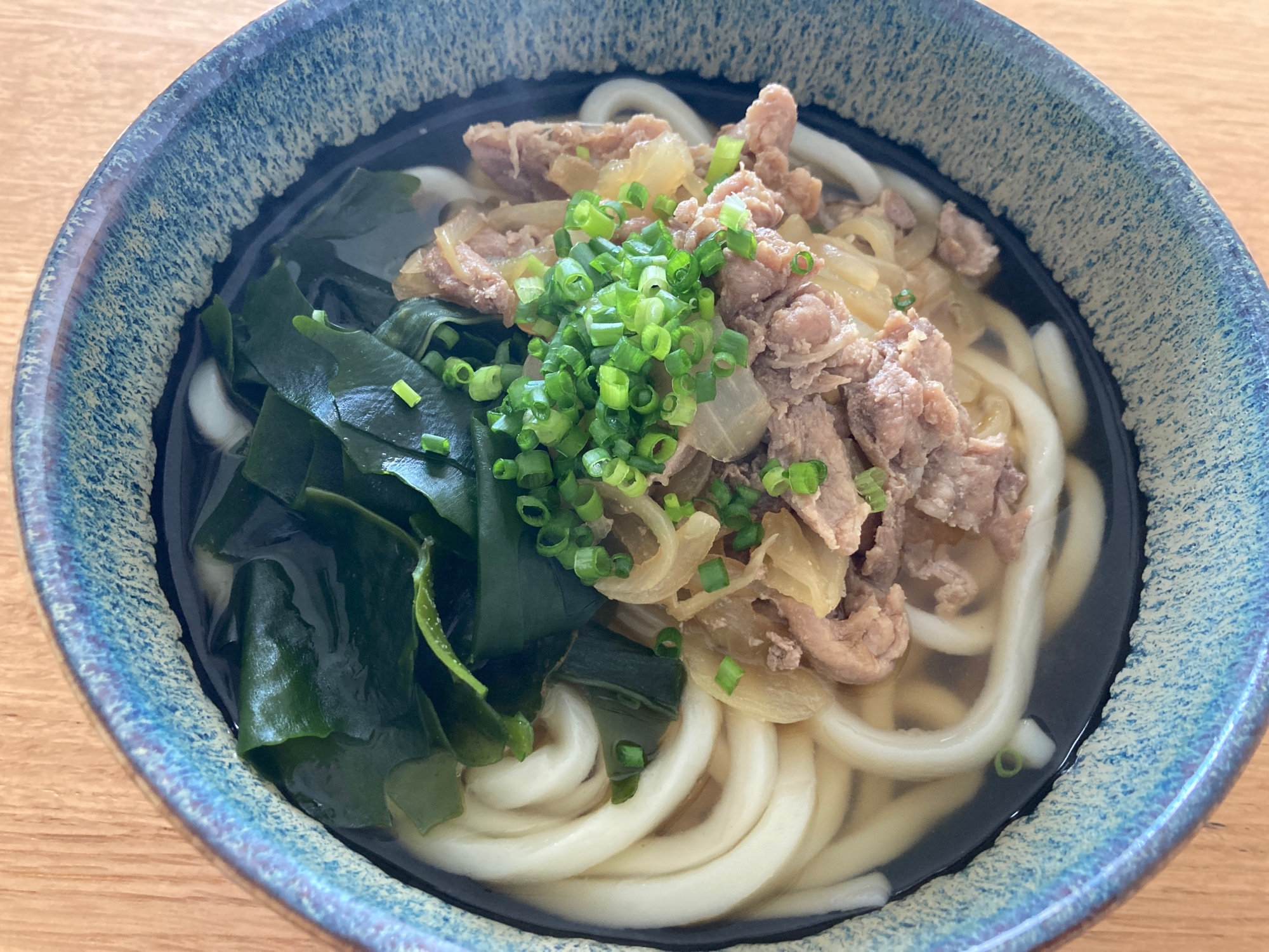 粉末スープでお手軽に☆肉わかめうどん