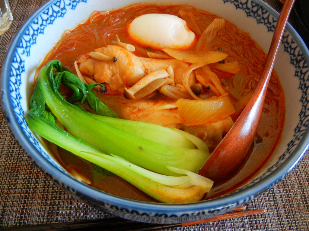 鶏手羽元のトムヤムラーメン